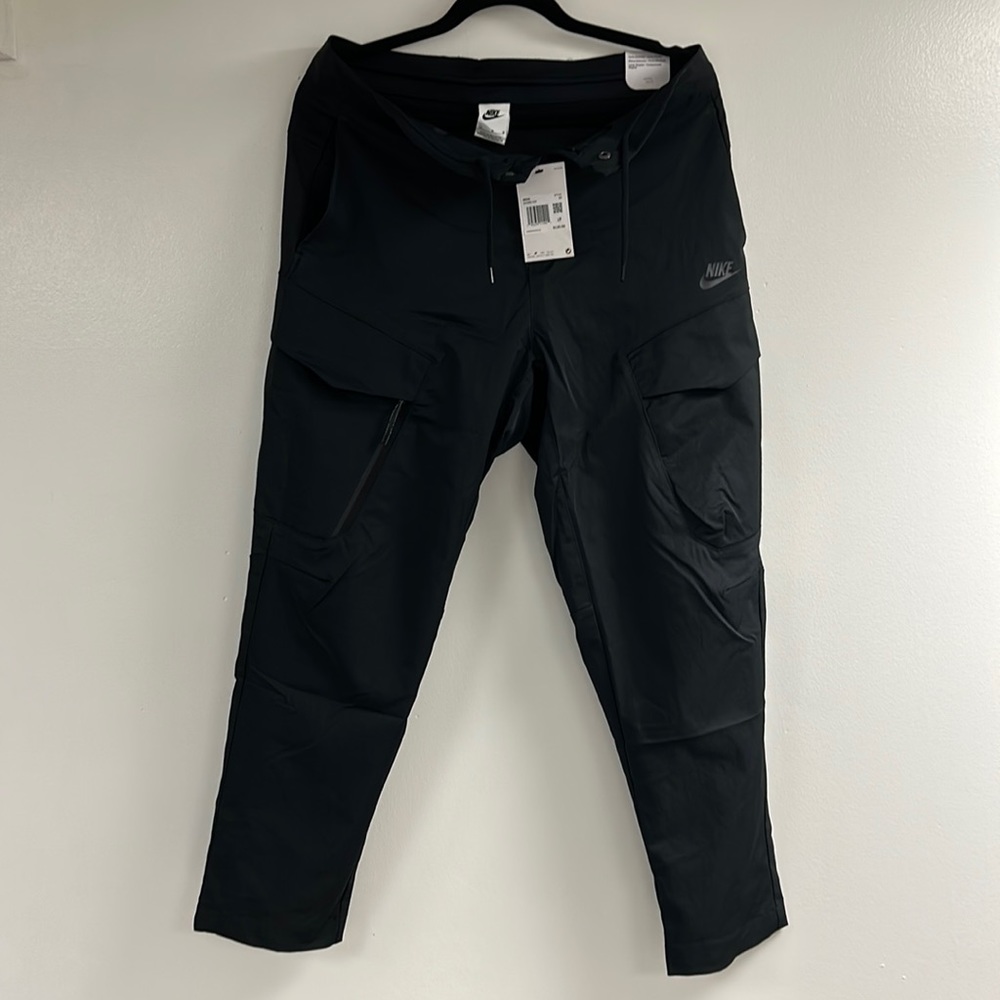 Nike Sportswear Tech Essentials Mens Woven Unlined Cargo Pants Size 32W Black